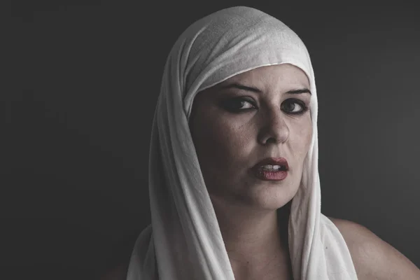 Kvinna med en vit handduk på huvudet — Stockfoto