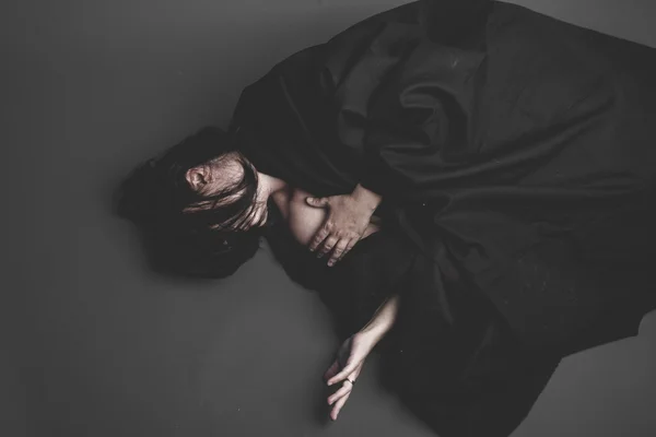 躺着的黑衣服的女人 — 图库照片
