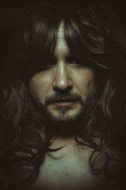 adam uzun saçlı poz ile