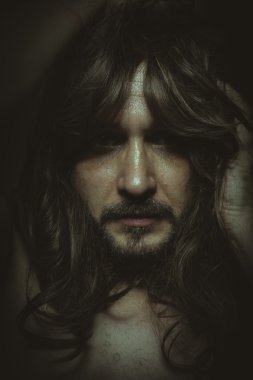 adam uzun saçlı poz ile