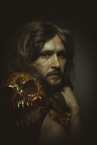 Воин с длинными волосами
