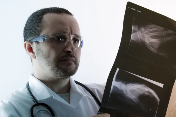 Radiologista olhando para um raio-X — Fotografia de Stock