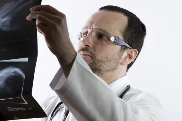 Radiólogo mirando una radiografía —  Fotos de Stock