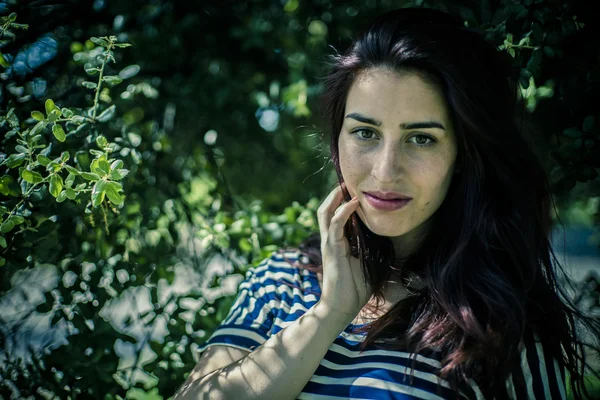 Chica posando en el parque —  Fotos de Stock