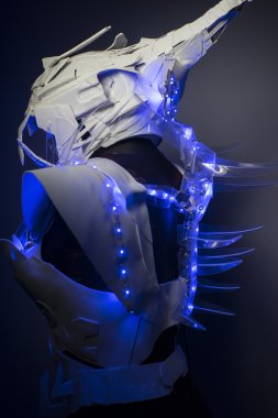 Mavi ışıklar ile robot uzay giysisi