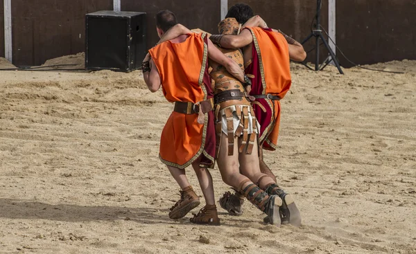 Gladiadores lutando na arena — Fotografia de Stock