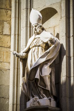 Katedral cephesinde heykel
