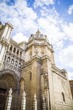 duvarları yeniden dolu olan görkemli Katedrali Toledo Gotik tarzı
