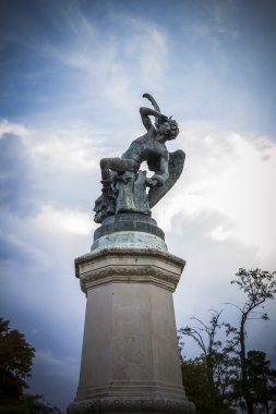 düşen melek heykel