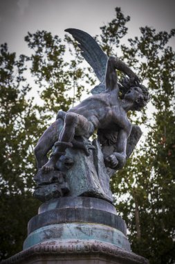 düşen melek heykel