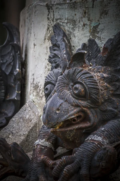 Escultura de bronze de monstro — Fotografia de Stock