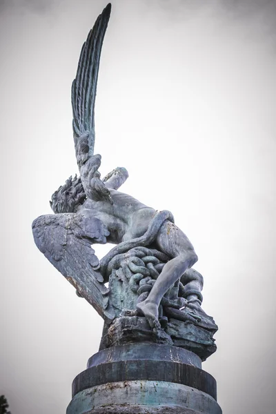 Gevallen engel beeldhouwkunst — Stockfoto