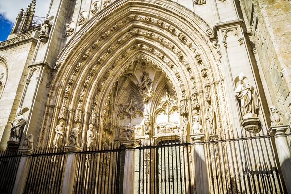 Arco e porta da catedral de Toledo — Fotografia de Stock