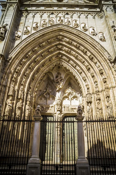 Arch and door of the cathedral of Toledo — Stock Photo, Image