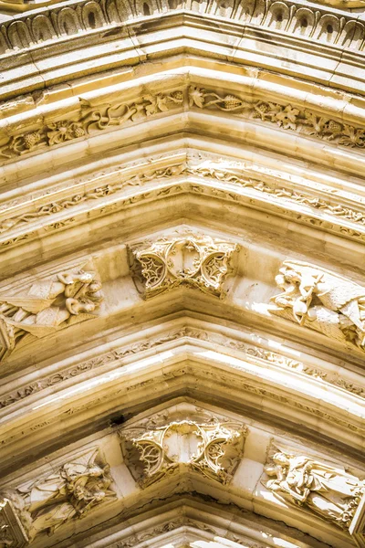 Arc avec des figures dans le style gothique cathédrale — Photo