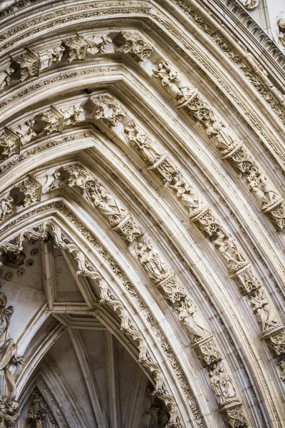 Oblouk s postavami gotické katedrály — Stock fotografie