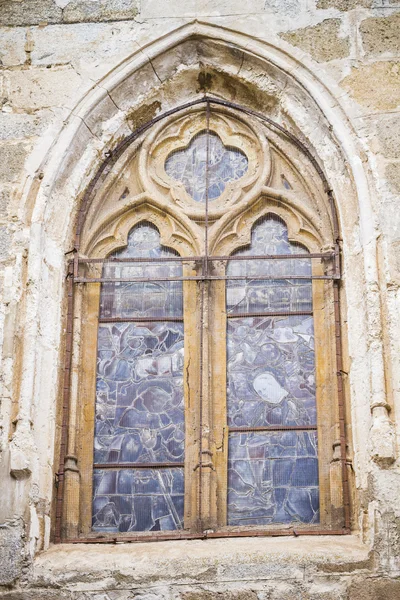 Fenster im gotischen Stil — Stockfoto