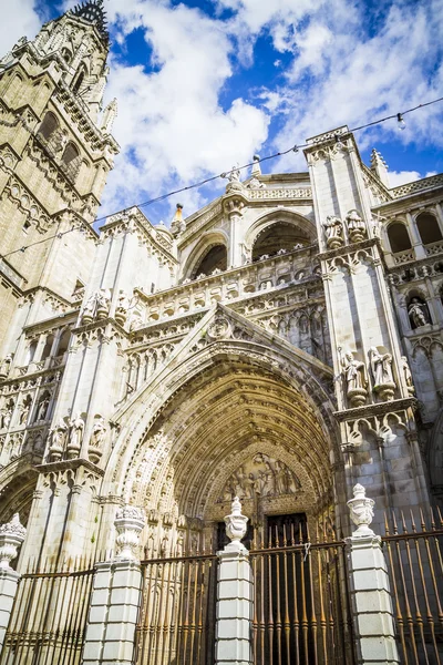 Majestuosa Catedral de Toledo de estilo gótico, con paredes llenas de re —  Fotos de Stock