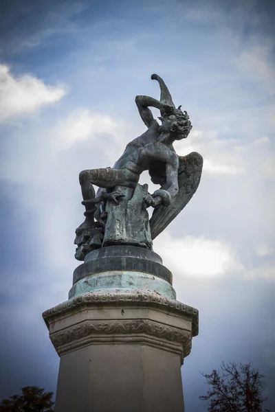 Gefallener Engel, Teufelsfigur, Bronzeskulptur mit dämonischem Wasserspeier — Stockfoto