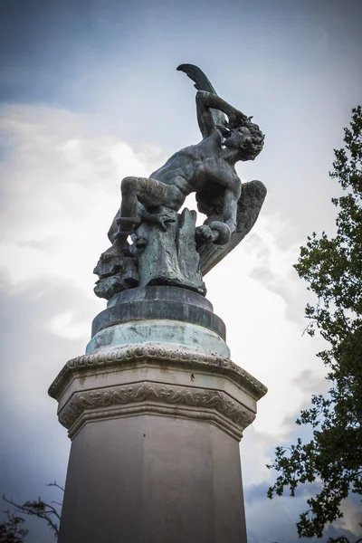 Gefallene Engelskulptur — Stockfoto