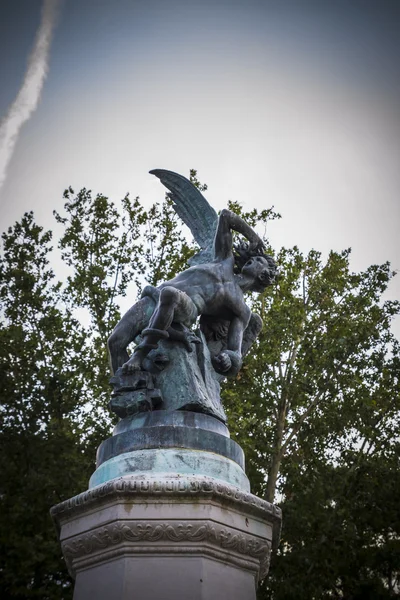 Escultura anjo caído — Fotografia de Stock