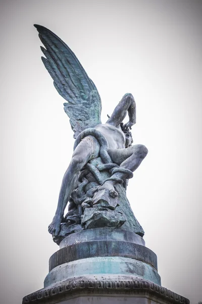 Escultura anjo caído — Fotografia de Stock