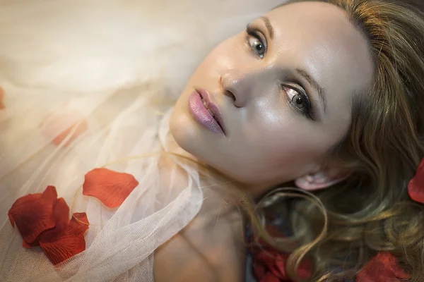 Pretty Sensual blonde with fine white silk cloth lying in bed — Stock Photo, Image