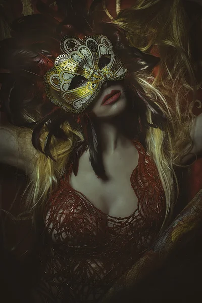 Blonde femme en masque — Photo