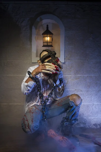 Man in het masker met handen geketend — Stockfoto