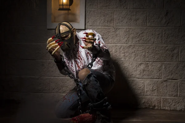 Elleri zincirli olan maskeli adam — Stok fotoğraf