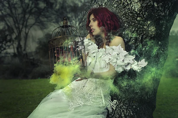 Brunetka s bílými šaty listí v lese s barevné — Stock fotografie