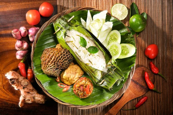 Indonesische Küche Gegrillter Aromatischer Reis Bananenblättern Mit Rinderkutteln Und Frischem — Stockfoto