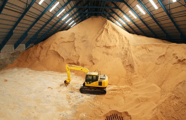 Excavadora en un almacén de azúcar en bruto — Foto de Stock