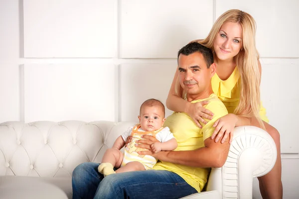 Glückliche junge attraktive Mischlingsfamilie mit neugeborenem Baby. — Stockfoto