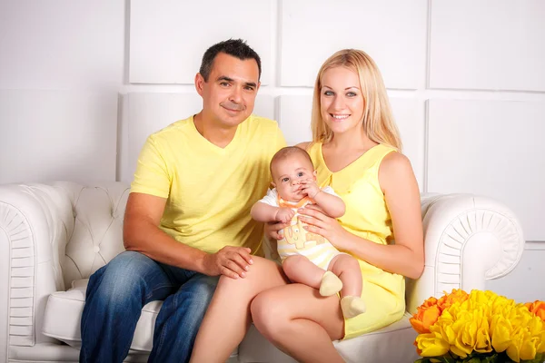 Rodzina szczęśliwy młody atrakcyjny mieszanej rasy z nowo narodzonego dziecka. — Zdjęcie stockowe