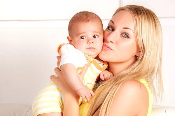 Madre y su bebé recién nacido.Concepto de maternidad . —  Fotos de Stock