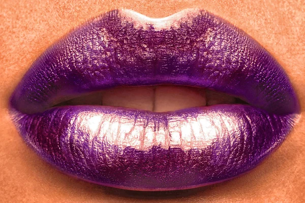 Seksi dudaklar. Güzellik kırmızı dudak makyaj ayrıntı. Güzel makyaj portre. Şehvetli açık ağız. ruj veya Lipgloss. Öpücük.