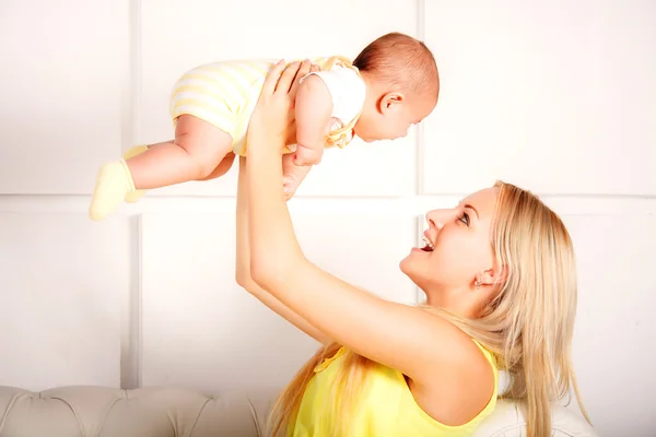 Mãe e seu bebê recém-nascido.Conceito de maternidade . — Fotografia de Stock