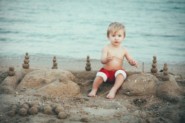 Bebek Noel Baba kumlu bir plaj üzerinde