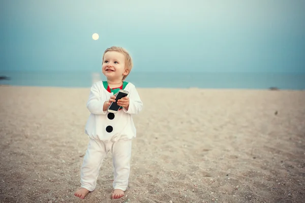 Bebé Santa Claus en una playa de arena —  Fotos de Stock