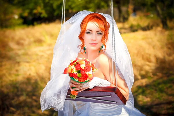 Retrato de uma bela noiva ruiva com bouqet de casamento em t — Fotografia de Stock