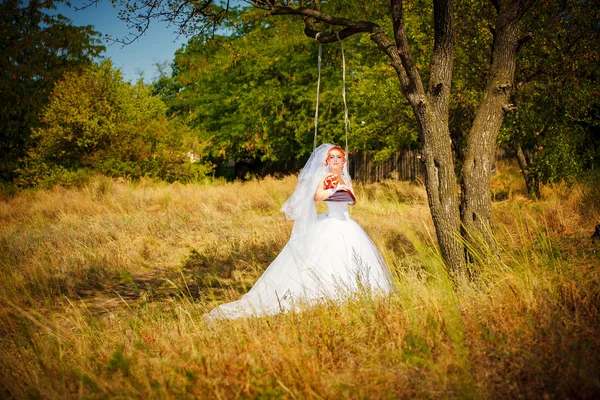 Bella sposa all'aperto — Foto Stock