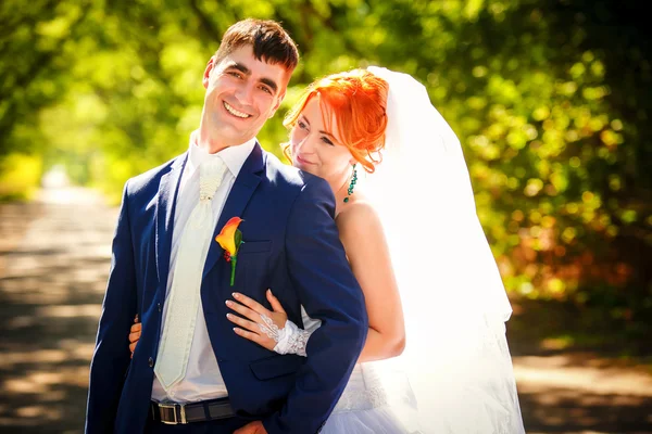 Schönes glückliches Paar am Hochzeitstag — Stockfoto