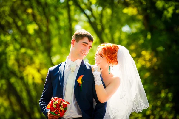 Glückliche Braut und Bräutigam zur Hochzeit — Stockfoto