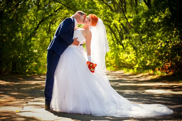 Glückliche Braut und Bräutigam zur Hochzeit — Stockfoto