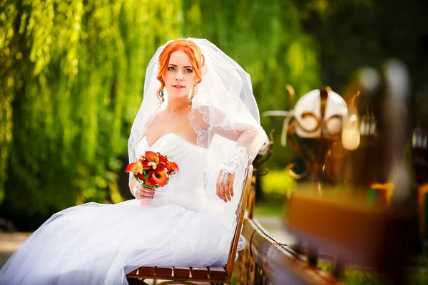 Retrato de una hermosa novia pelirroja con bouqet de boda en t — Foto de Stock