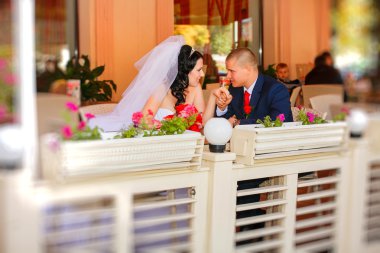 Gelin ve damat açık bir kafede kahve içme