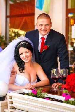 Gelin ve damat açık bir kafede kahve içme