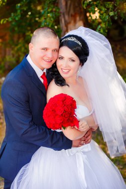 Gelin ve damat gün açık havada yürüyüş düğününde Doğa bahar