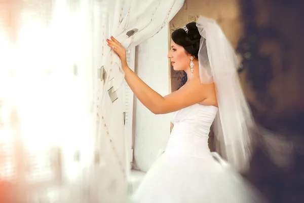 Slim beautiful woman wearing luxurious wedding dress — Stock Photo, Image